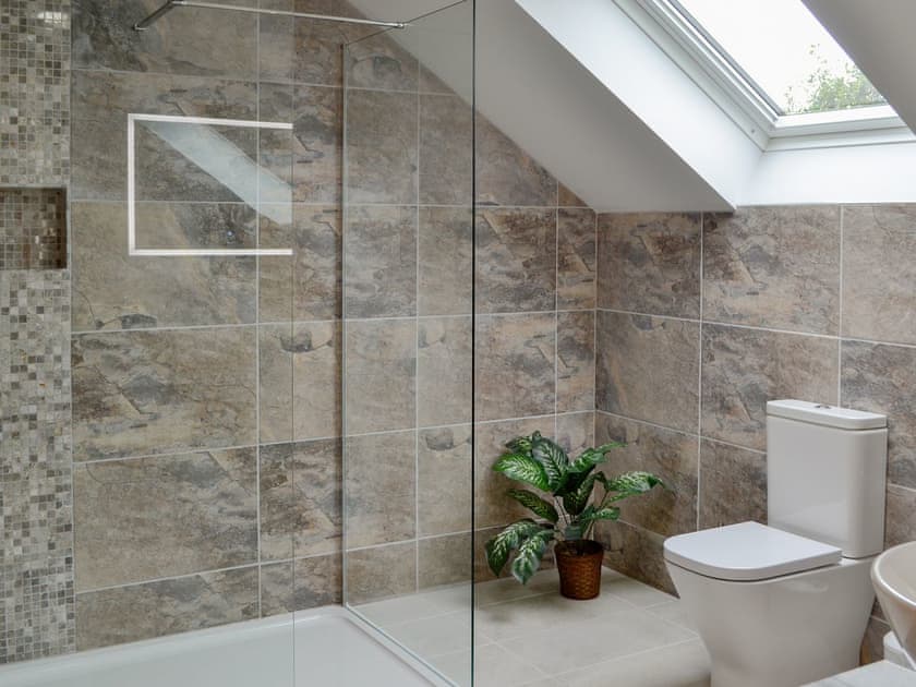 Spacious second en-suite double bedroom | Lakeside Lodge, near Rhayader