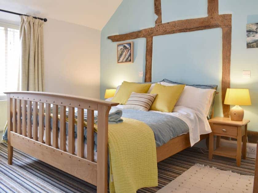 Attractive double bedroom | Cenwulf Cottage, Winchcombe, near Cheltenham