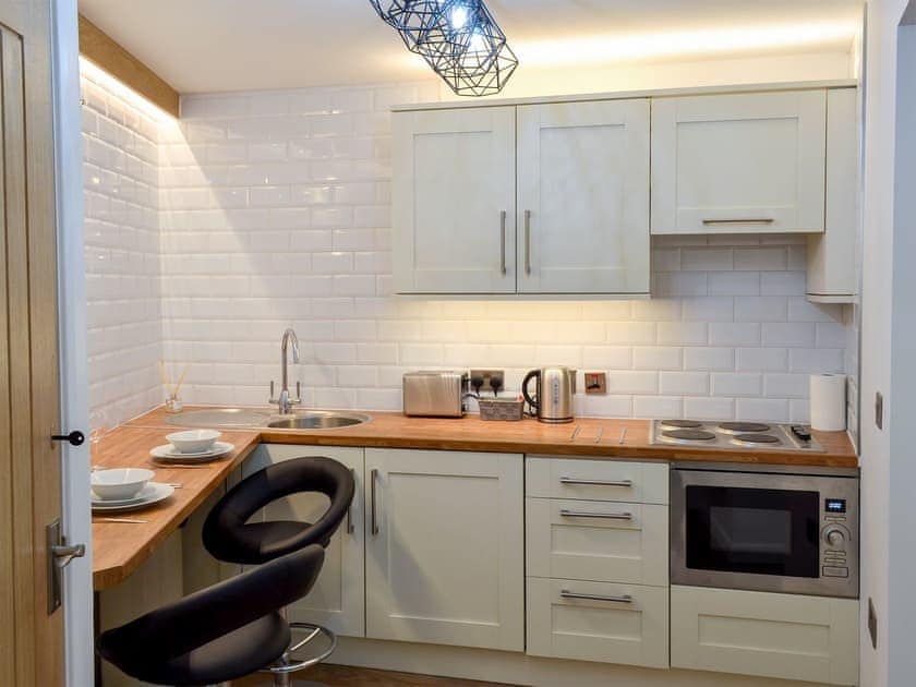 Kitchen and dining area | Chunal Apartment - Central Glossop, Glossop