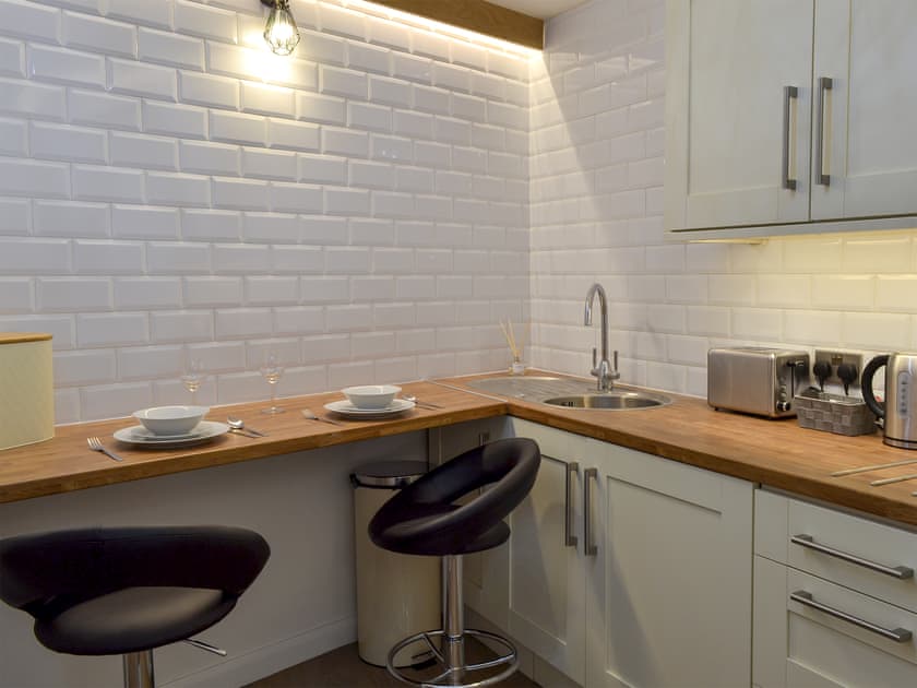 Kitchen and dining area | Chunal Apartment - Central Glossop, Glossop