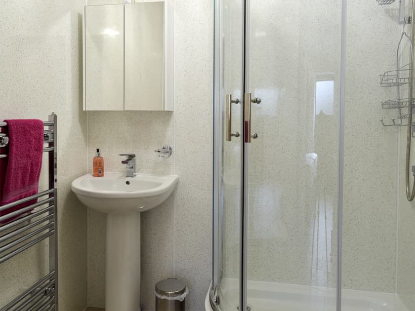 Shower room | Chunal Apartment - Central Glossop, Glossop