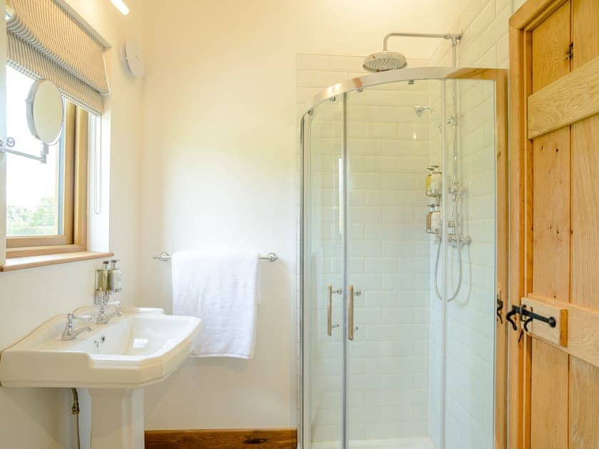 En-suite shower room | Hare’s Furrow - Stop in the Sticks, Burton Overy