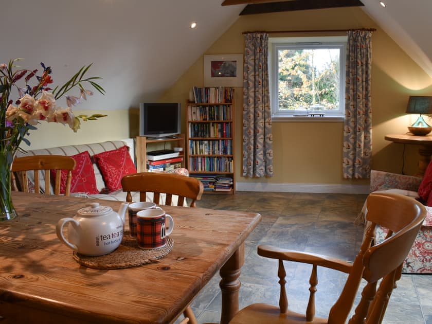 Open plan living space | Fairlaw Garden Cottage, Reston