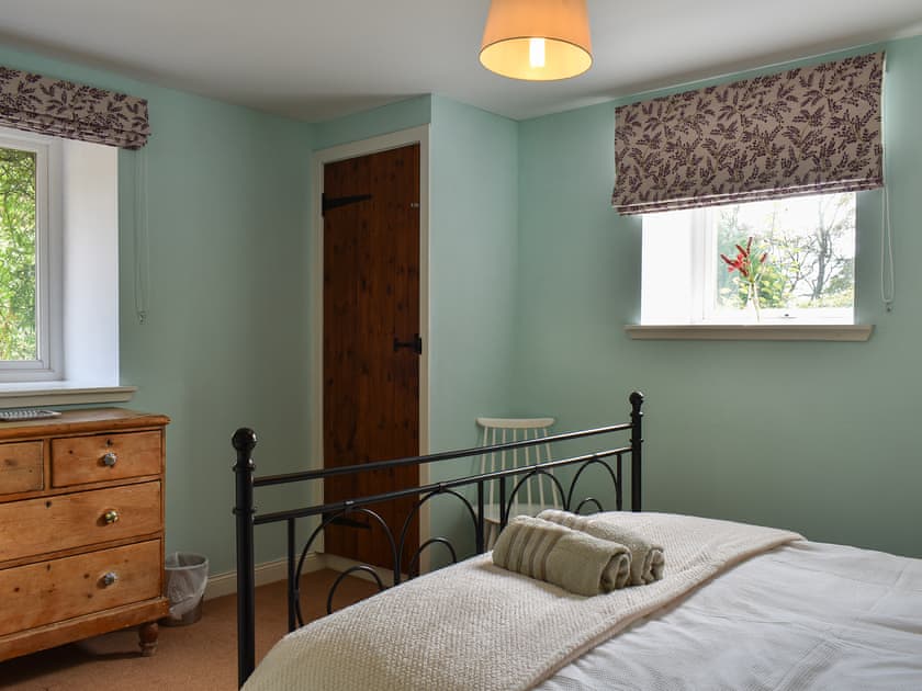 Double bedroom | Fairlaw Garden Cottage, Reston