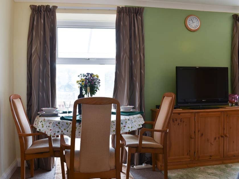 Compact dining area with garden views | Cowdea 2, Bettiscombe