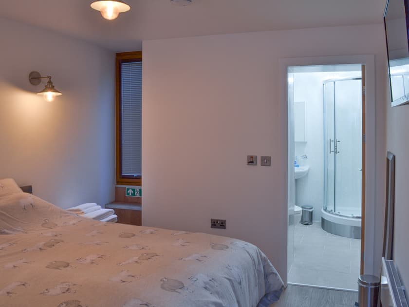 Lovely bedroom with en-suite | Chunal Apartment - Central Glossop, Glossop