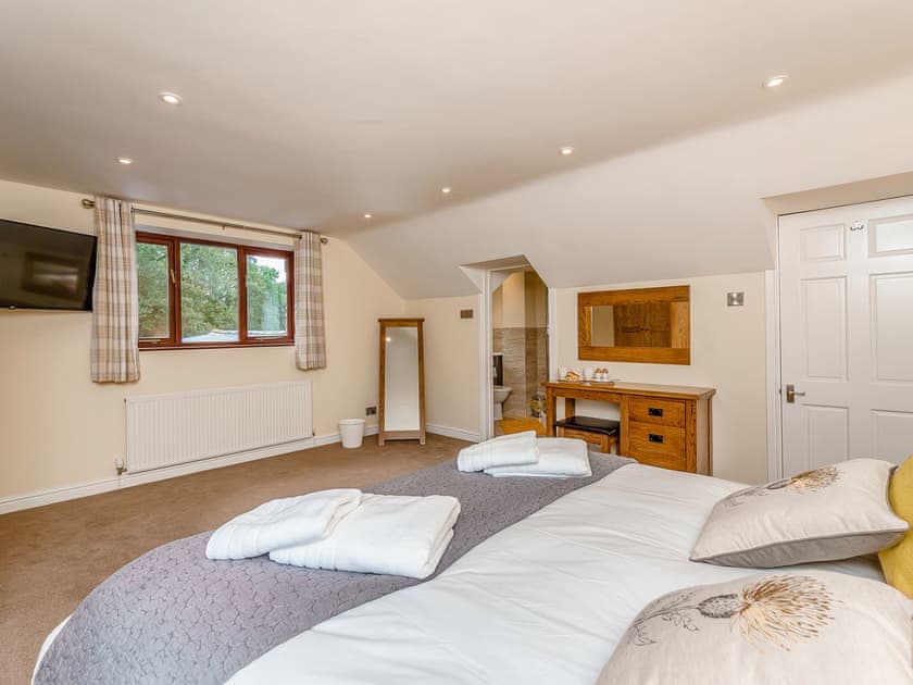 Comfortable bedroom with en-suite | Rhiew Banc, Bwlch-y-ffridd, near Newtown