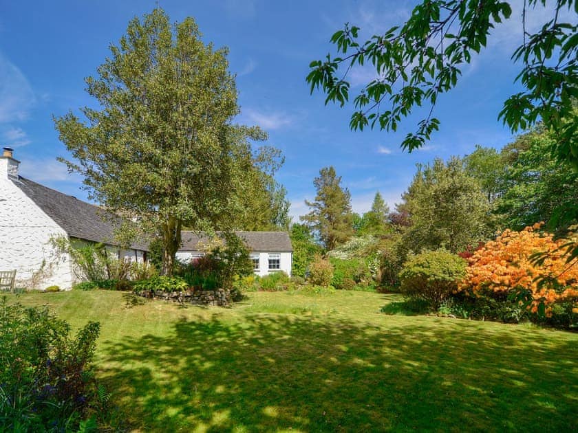 Spacious lawned garden | Point Park, Taynuilt