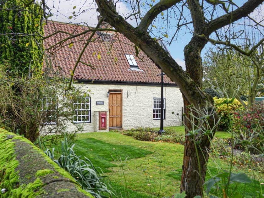 Characterful 17th-century cottage | Baker’s Cottage, Hotham, near Beverley