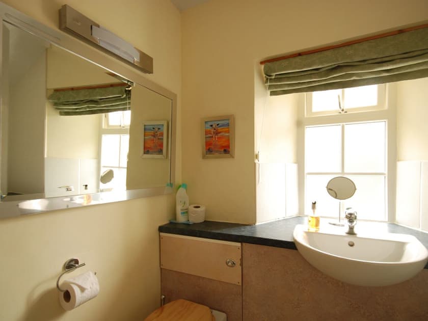 Family bathroom | Honeysuckle Cottage - Bonawe House, Taynuilt, near Oban
