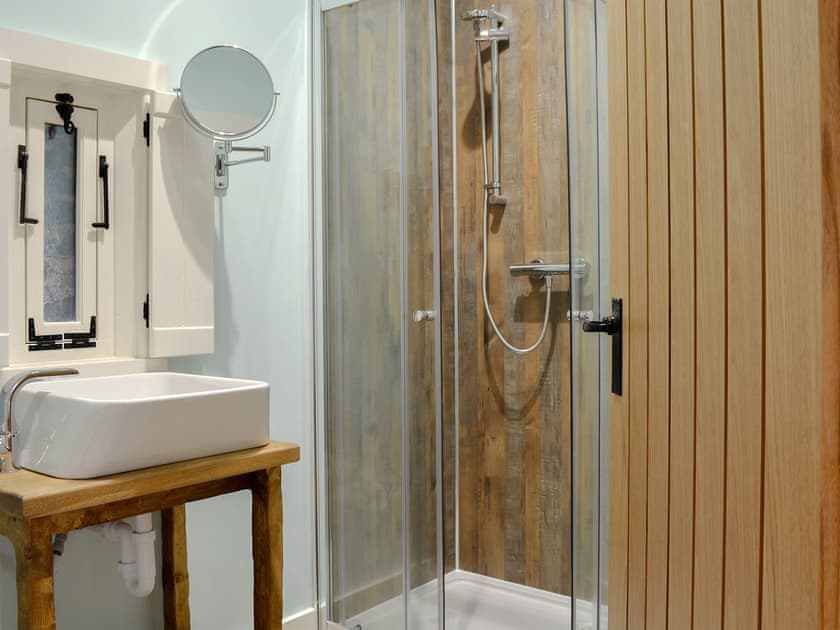 En-suite | ’Ay Up - Dringhoe Hall Cottages - Dringhoe Hall Cottages, Driffield, near Bridlington