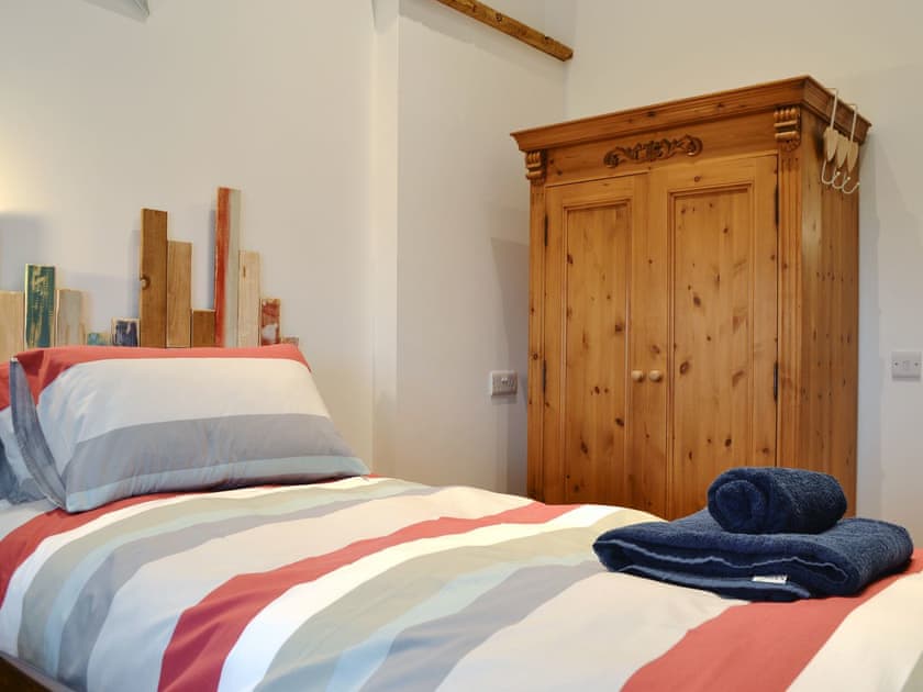 Welcoming twin bedroom | ’Ay Up - Dringhoe Hall Cottages - Dringhoe Hall Cottages, Driffield, near Bridlington