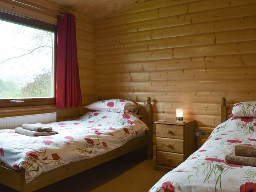Relaxing twin bedroom | Alpine - Viaduct Fisheries, Somerton