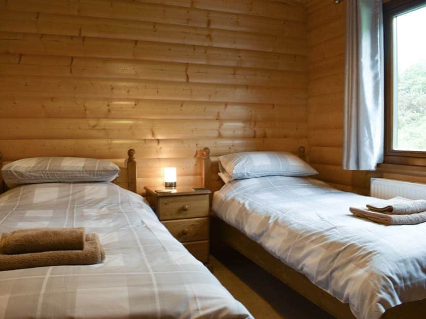 Comfortable twin bedroom | Alpine - Viaduct Fisheries, Somerton