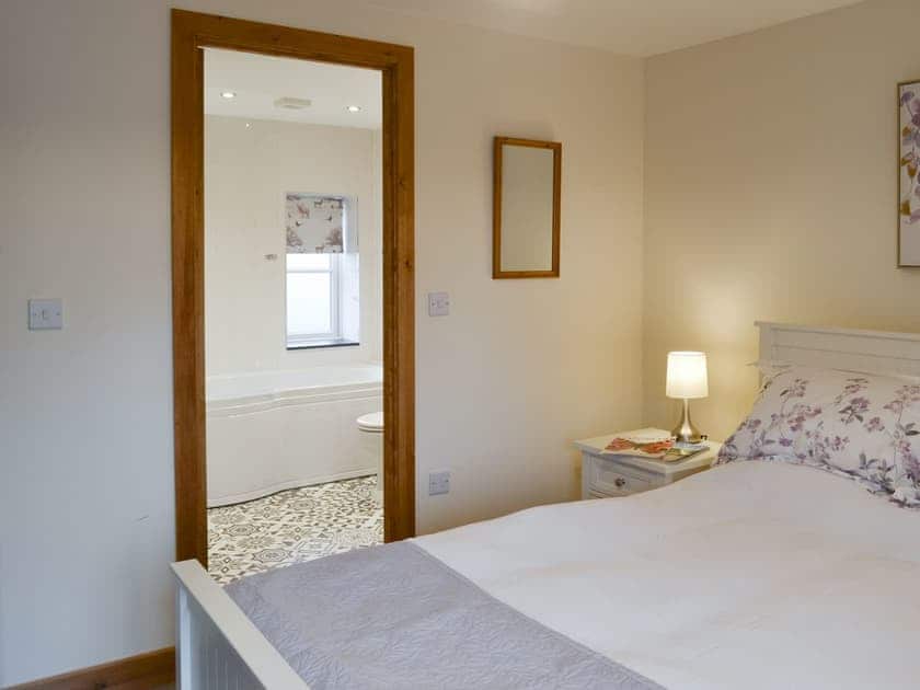 Relaxing en-suite double bedroom | Cowslip - Ranby Cottage Farm, Ranby, near Retford