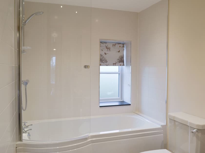 En-suite Bathroom with shower over bath | Cowslip - Ranby Cottage Farm, Ranby, near Retford