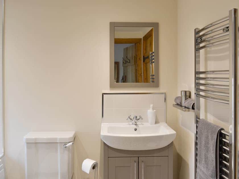 En-suite Bathroom with shower over bath | Cowslip - Ranby Cottage Farm, Ranby, near Retford