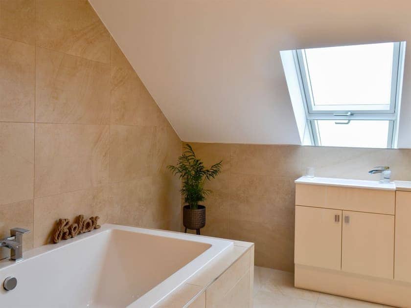 Generous sized bathroom | Wheatfield House, Kilmaurs, near Kilmarnock