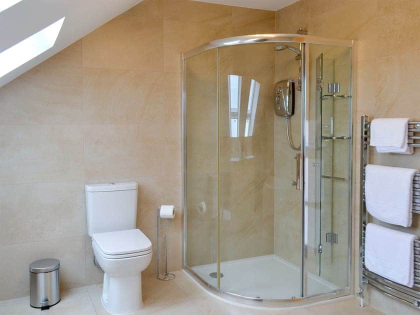 Generous sized bathroom | Wheatfield House, Kilmaurs, near Kilmarnock