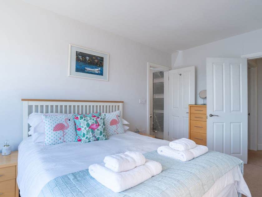 Attractive en-suite double bedroom | Apartment 2 The Wheelhouse., Fowey