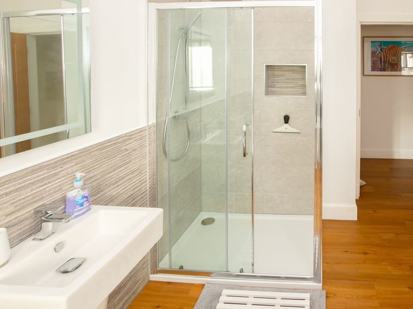 Wonderful bathroom with separate shower cubicle | Rossie Cottage, Auchterarder, near Gleneagles Village