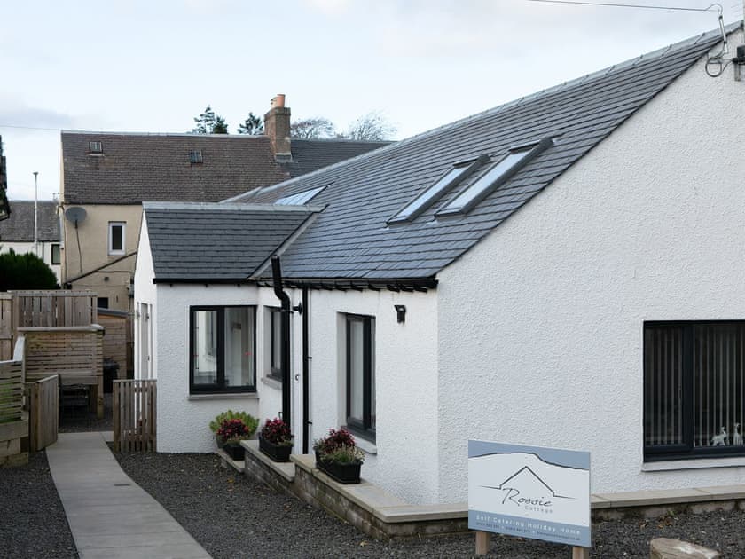 Discrete whitewashed single storey cottage | Rossie Cottage, Auchterarder, near Gleneagles Village