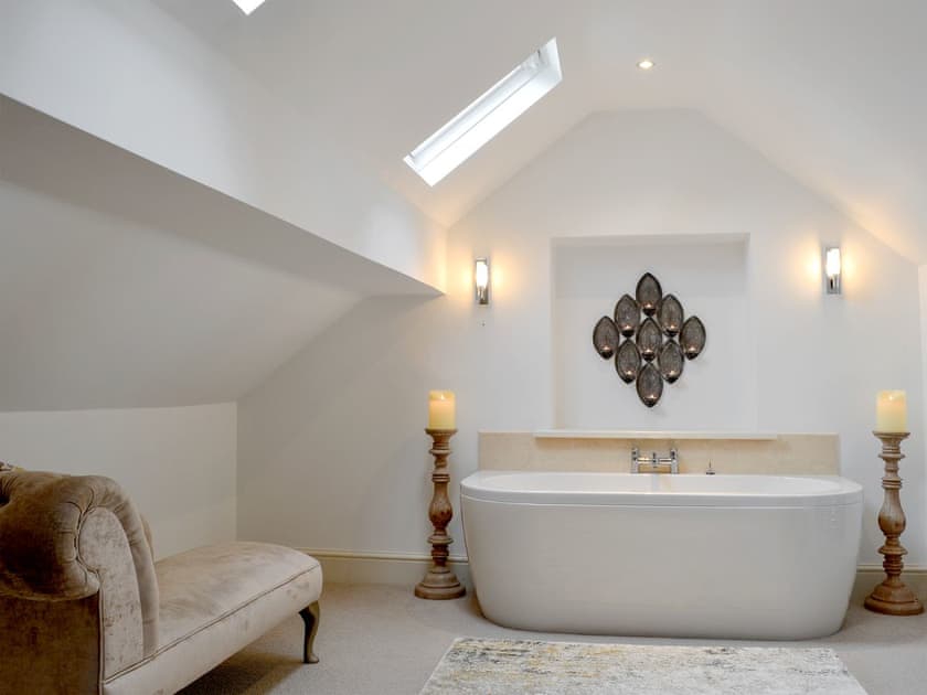 Large en-suite bathroom | Clawdd Gwyn, Trefriw, near Llanrwst