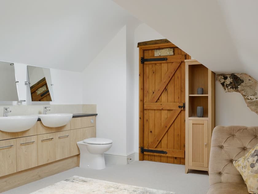 Large en-suite bathroom | Clawdd Gwyn, Trefriw, near Llanrwst