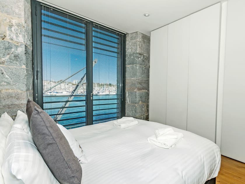 Sumptuous double bedroom with views | 42 Brewhouse - Brewhouse, Plymouth