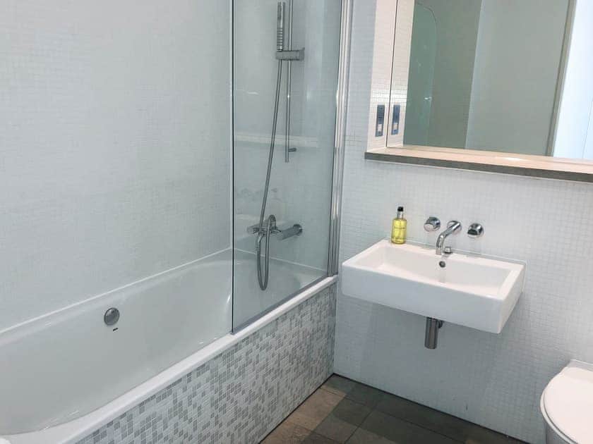 Wel presented bathroom | 20 Brewhouse - Brewhouse, Plymouth