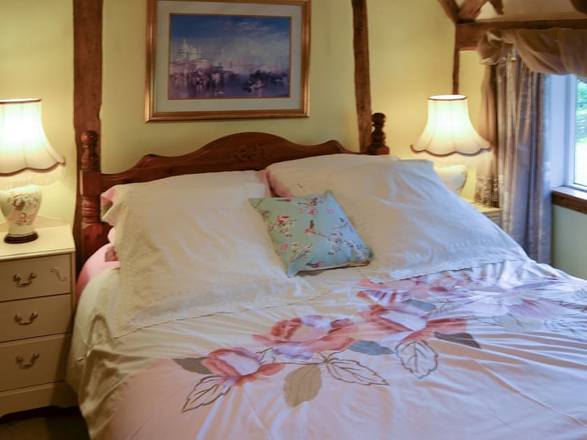 Welcoming double bedroom | Tattlepot Farmhouse, Pulham Market, near Diss