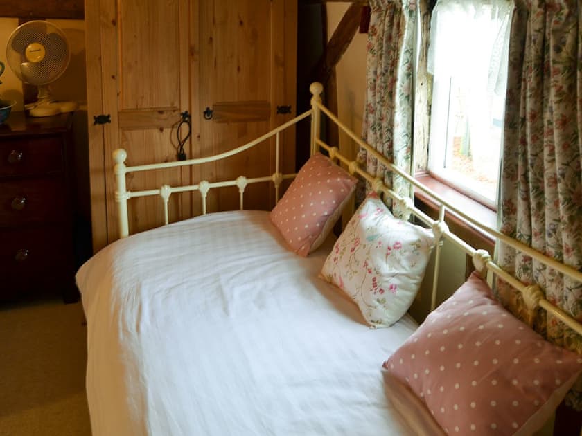 Single/Day bed in the dressing room | Tattlepot Farmhouse, Pulham Market, near Diss
