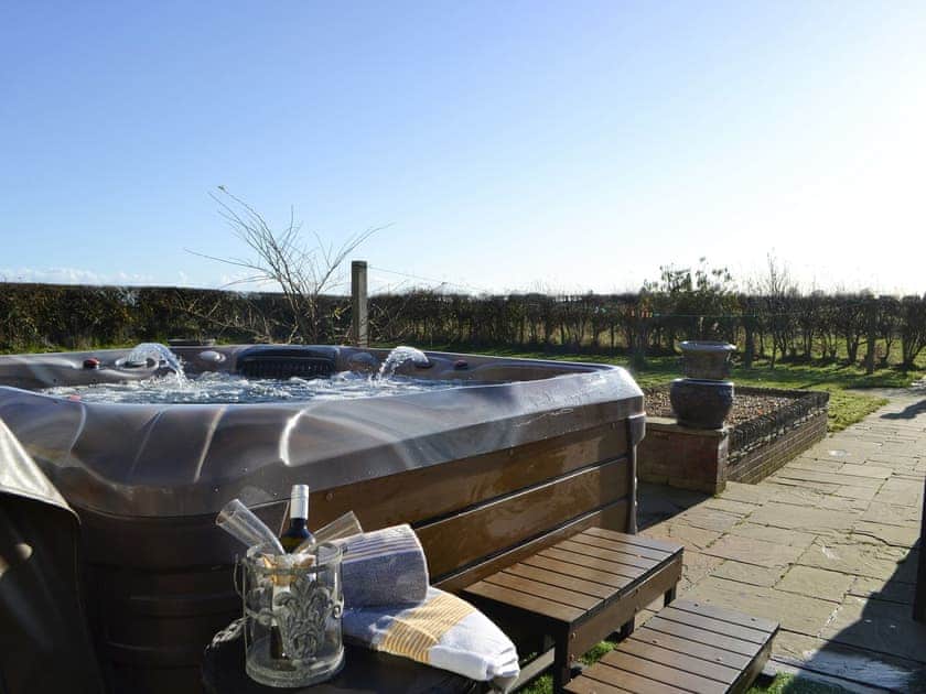 Wonderful relaxing hot tub with fantastic far reaching rural views | Red Hen Cottage, Acklington