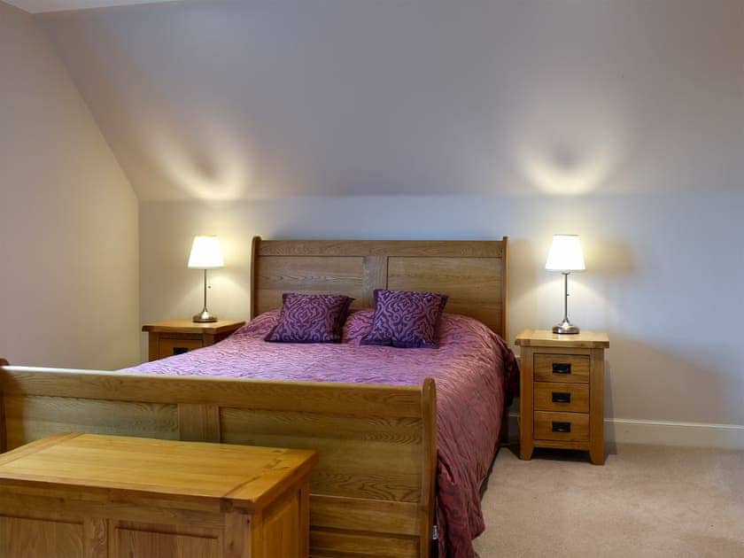 Relaxing bedroom with kingsize bed and en-suite | Petronella - Paddockhall Cottages, Linlithgow, near Edinburgh 