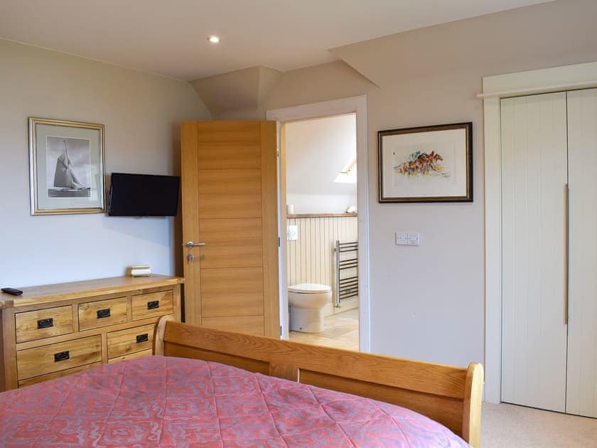 Relaxing bedroom with kingsize bed and en-suite | Petronella - Paddockhall Cottages, Linlithgow, near Edinburgh 