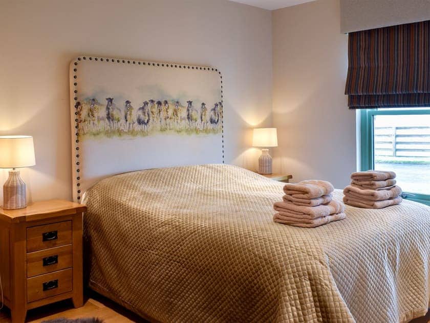 Tranquil bedroom with kingsize bed and en-suite | Petronella - Paddockhall Cottages, Linlithgow, near Edinburgh 