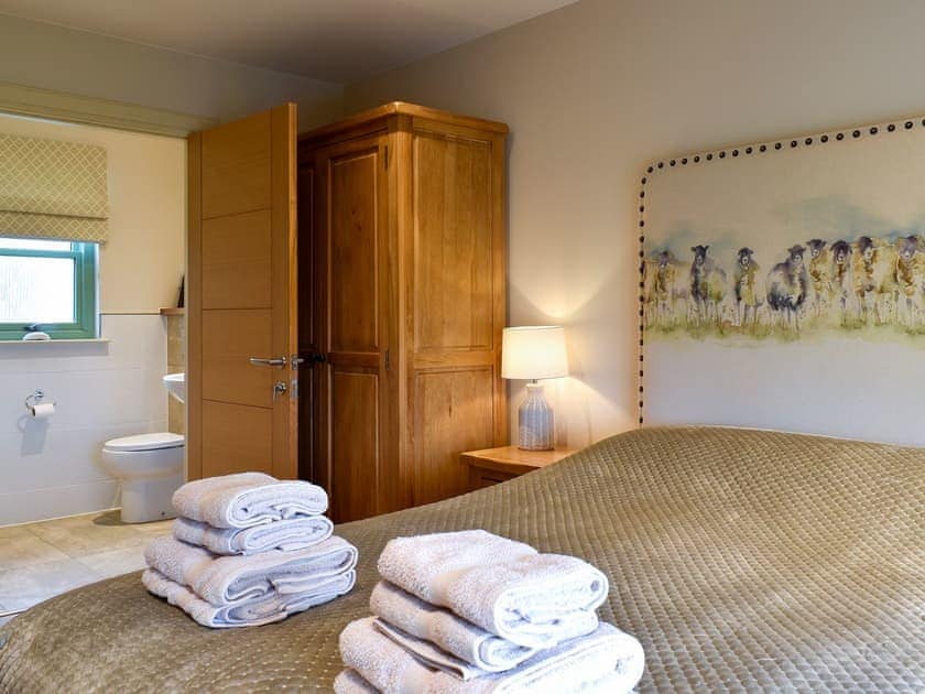 Tranquil bedroom with kingsize bed and en-suite | Petronella - Paddockhall Cottages, Linlithgow, near Edinburgh 