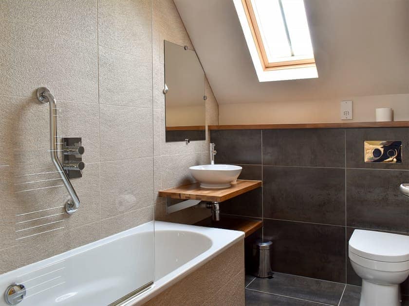 Family bathroom | Petronella - Paddockhall Cottages, Linlithgow, near Edinburgh 