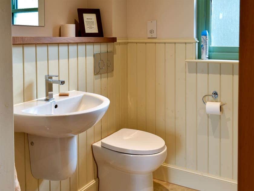 Cloakroom with toilet and washer/dryer | Petronella - Paddockhall Cottages, Linlithgow, near Edinburgh 