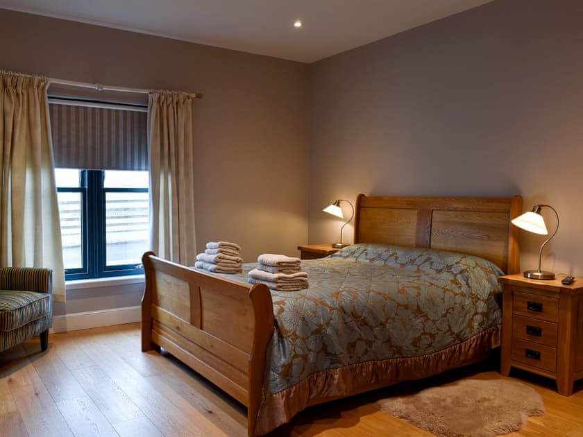 Relaxing bedroom with kingsize bed and en-suite | Strathspey - Paddockhall Cottages, Linlithgow, near Edinburgh 