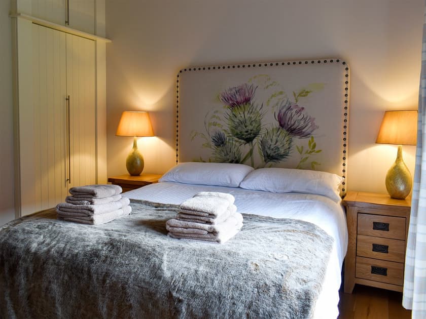 Comfortable bedroom with kingsize bed and en-suite | Strathspey - Paddockhall Cottages, Linlithgow, near Edinburgh 
