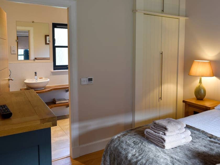 Comfortable bedroom with kingsize bed and en-suite | Strathspey - Paddockhall Cottages, Linlithgow, near Edinburgh 