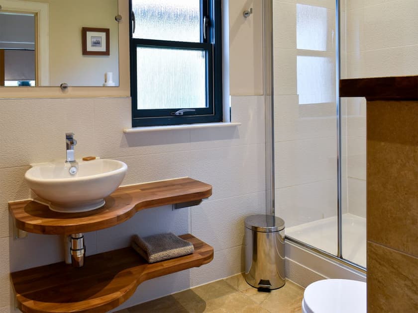 En-suite | Strathspey - Paddockhall Cottages, Linlithgow, near Edinburgh 