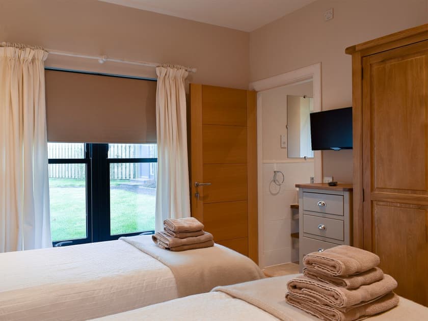 Twin bedroom | Strathspey - Paddockhall Cottages, Linlithgow, near Edinburgh 