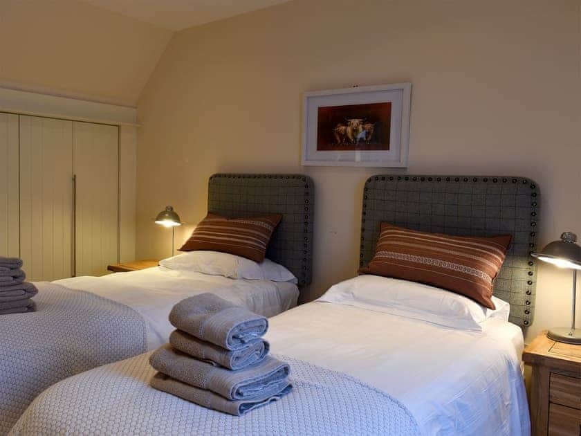 Good-sized twin bedroom | Paddockhall Cottages- Veleta - Paddockhall Cottages, Linlithgow, near Edinburgh 