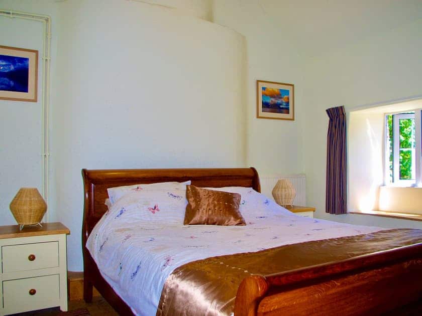 Welcoming double bedded room | Ivy Cottage, Chedworth, near Cheltenham