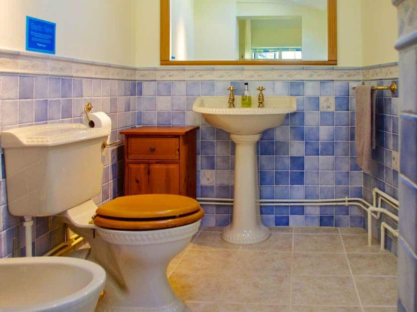 Beautifully tiled bathroom | Ivy Cottage, Chedworth, near Cheltenham