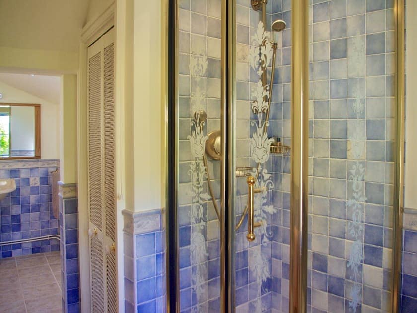 Bathroom with shower cubicle | Ivy Cottage, Chedworth, near Cheltenham