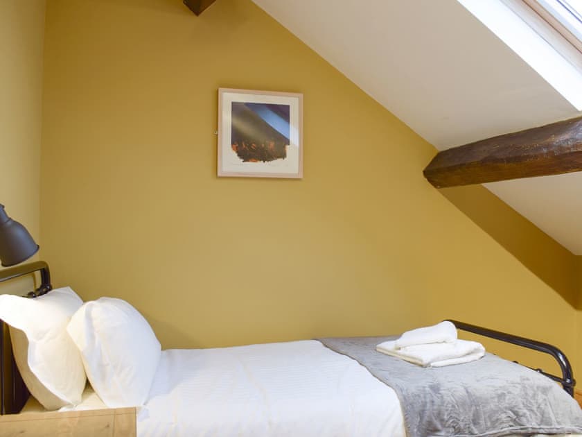 Light and airy twin bedroom | Kelvin House, Grassington, near Skipton