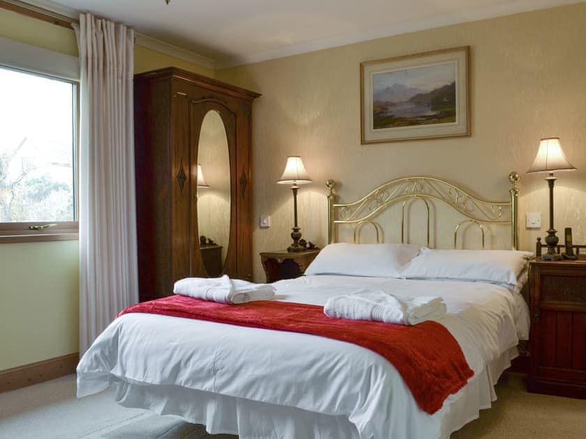 Comfortable double bedroom with en-suite access to the bathroom | Rowan Cottage, Aviemore